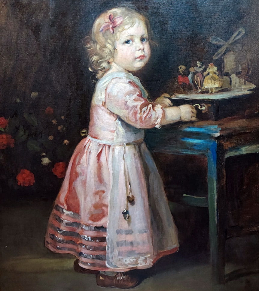jeune fille avec un un jouet à musique